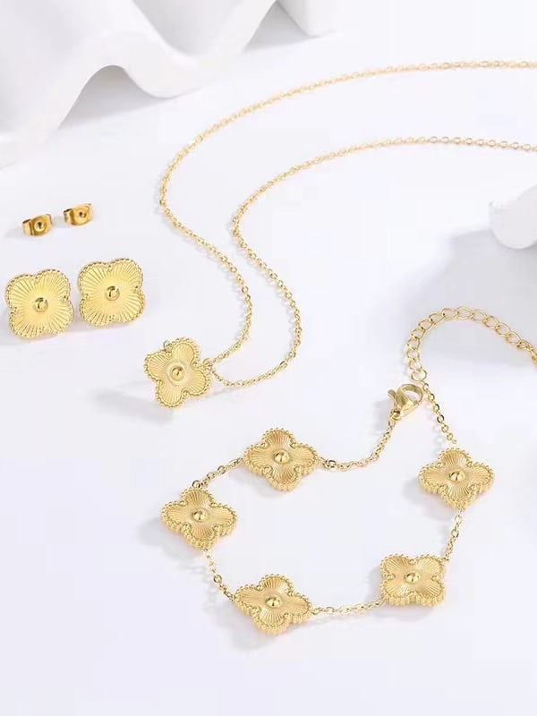 “Julia Clover” Necklace, Earrings & Bracelet