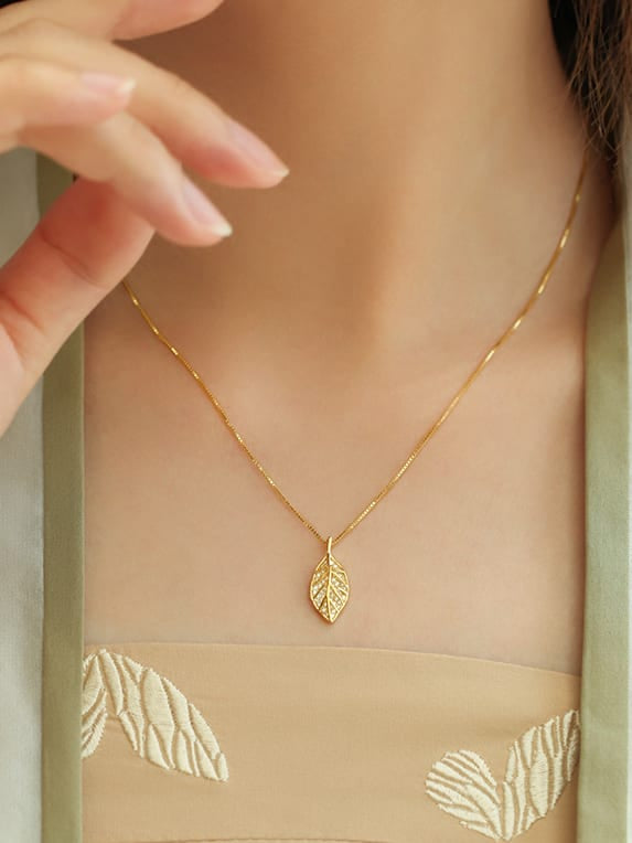 “Susana” Necklace Zirconia Leaf