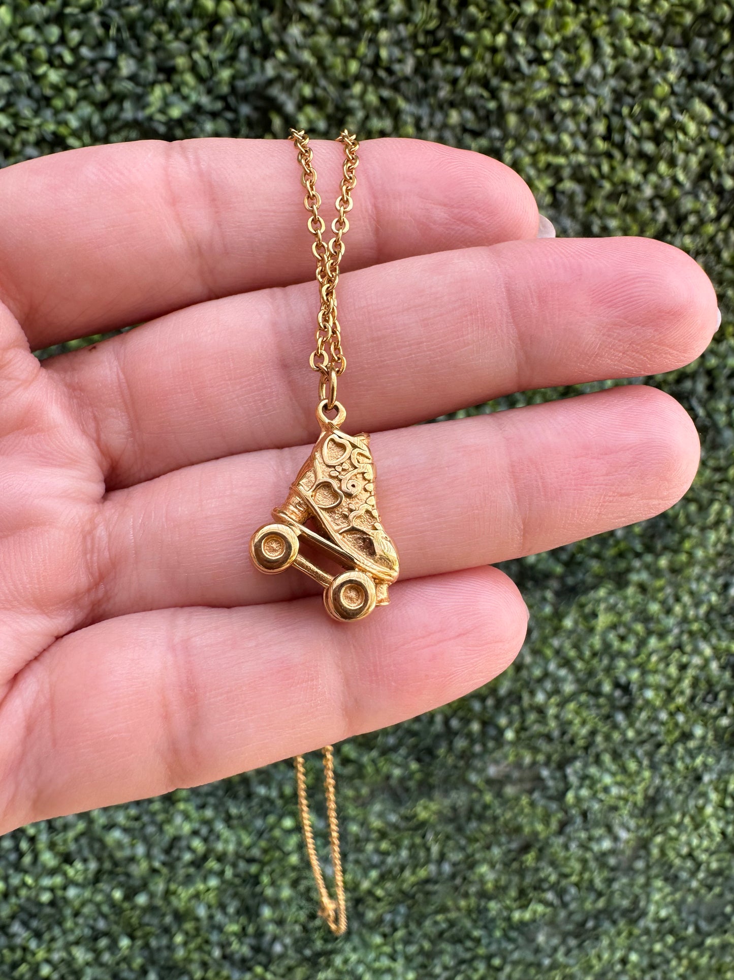 Retro Skates Necklace Gold