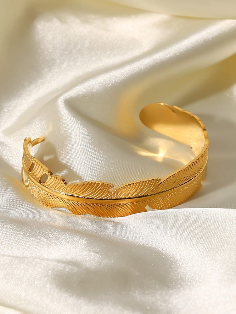 “Rajab” Bangle Feather Gold